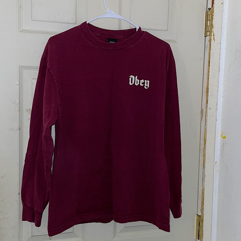 Long sleeve. Color: maroon